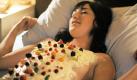 Auch als Schauspielerin versuchte sich die Roche. In Eden, der im Herbst 2006 in die deutschen Kinos kam, spielte sie eine Kellnerin, die mit Creme und Beeren auf dem nackten Oberkörper zwar appetitlich aussah. Aber das Schauspielern ließ Charlotte Roche daraufhin zu Recht sein.
 Foto: dpa