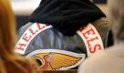 Ein Mitglied der Hells Angels sitzt am Freitag (01.10.2010) in Koblenz im Zuschauerbereich des Verhandlungsraums der 3. Strafkammer des Landgerichts. Ein anderes Hells Angels-Mitglied muss sich vor dem Landgericht wegen des Mordes an einem Polizisten verantworten. Dem Angeklagten aus dem rheinland-pfaelzischen Anhausen wird vorgeworfen, im Maerz 2010 einen SEK-Beamten bei einer Polizeiaktion durch einen gezielten Schuss getoetet zu haben. Foto: Harald Tittel/dapd Foto: dapd