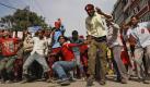 Die Maoisten in Nepal haben bei ihrem Protest gegen die Regierung sichtlich Spaß:Hier tanzen sie, während sie eine Straße in Katmandu blockieren. Die Kommunisten machen zudem mit einem Streik Druck auf die Regierung. Foto: ap