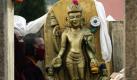 Buddhistische Mönche beten vor dem Mahabodhi-Tempel in Bodh Gaya, 130 Kilometer südlich von Patna, Indien. Heute wird das buddhistische Oberhaupt, der Dalai Lama, in Bodh Gaya erwartet, um in den folgenden Tagen religiöse Lehrunterweisungen zu geben. In der Stadt fand Prinz Siddhartha Gautama nach intensiver Meditation Erleuchtung und wurde zu Buddha. Foto: ap