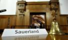 Ein Schild mit der Aufschrift Sauerland und eine Glocke stehen am Montag (11.07.11) vor Beginn einer Ratssitzung im Rathaus in Duisburg am Platz des Duisburger Oberbuergermeister, Adolf Sauerland (CDU). Duisburgs Oberbuergermeister Sauerland hat die moralische Verantwortung fuer die Tragoedie bei der Duisburger Loveparade vor einem Jahr uebernommen. Es sei ihm ein persoenliches Beduerfnis, sich bei den Betroffenen und Hinterbliebenen der Todesopfer zu entschuldigen, sagte er am Montag vor Beginn der Ratssitzung. (zu dapd-Text) Foto: Sascha Schuermann/dapd Foto: dapd