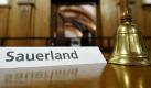Ein Schild mit der Aufschrift Sauerland und eine Glocke stehen am Montag (11.07.11) vor Beginn einer Ratssitzung im Rathaus in Duisburg am Platz des Duisburger Oberbuergermeister, Adolf Sauerland (CDU). Duisburgs Oberbuergermeister Sauerland hat die moralische Verantwortung fuer die Tragoedie bei der Duisburger Loveparade vor einem Jahr uebernommen. Es sei ihm ein persoenliches Beduerfnis, sich bei den Betroffenen und Hinterbliebenen der Todesopfer zu entschuldigen, sagte er am Montag vor Beginn der Ratssitzung. (zu dapd-Text) Foto: Sascha Schuermann/dapd Foto: dapd