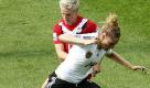 Germany's Kim Kulig, right, and Canada's Sophie Schmidt challenge for the ball during the group A match between Germany and Canada at the Women Foto: dapd