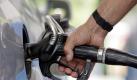 Frust an der Tankstelle. Der Benzinpreis hat wieder einen neuen historischen Höchststand erreicht. Foto: Andreas Gebert  Foto: dpa