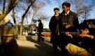 Afghanische Freizeitgestaltung: Auf einem Markt in Kabul schießt ein Teenager auf Streichhölzer. Foto: ap