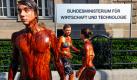 Mit brauner Melasse beschmierte Greenpeace-Aktivisten demonstrieren vor dem Bundeswirtschaftsministerium in Berlin gegen Ölbohrungen in der Tiefsee. Die Umweltschutzorganisation fordert den Wirtschaftsminister auf, in der bevorstehenden Sitzung der OSPAR (Oslo-Paris-Übereinkommen zum Schutz des Nord-Ost-Atlantiks) einen Antrag für ein sofortiges Verbot derartiger Bohrungen einzubringen. Foto: dpa