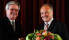 Harald Augter (links), der Vorsitzende des SWR-Rundfunkrates, gratuliert in Mainz Peter Boudgoust, wiedergewählter Intendant des Südwestrundfunk (SWR) für Rheinland-Pfalz und Baden Württemberg, während einer Sitzung des SWR-Rundfunkrates und des Verwaltungsrats im Mainzer Schloss zu seiner Wiederwahl. Einziger Tagespunkt der Sitzung war die Wahl des Intendanten. Boudgoust trat ohne Gegenkandidaten an.  Foto: dapd