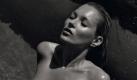 Kate Moss ist ein Vollprofi. Die würde selbst in der eiskalten Ostseebrandung nicht schlottern. Für den Pirelli-Kalender 2012 ließ der britische Superstar die Hüllen fallen und setzte eine Miene irgendwo zwischen stillem Genuss und demonstrativem Desinteresse auf. Diese Haltung machte sie immerhin zu einem der bestbezahltesten Models der Welt. Foto: dpa