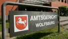 Das Schild des Amtsgerichts Wolfsburg, aufgenommen am Donnerstag (14.06.07). Im zweiten Strafprozess zur Aufarbeitung der VW-Affaere um Lustreisen und Bordellbesuche fuer Arbeitnehmervertreter muss sich der fruehere SPD-Bundestagsabgeordnete Hans-Juergen Uhl vor dem Wolfsburger Amtsgericht verantworten. Dem ehemaligen VW-Betriebsrat wird Beihilfe zur Untreue in zwei Faellen und Abgabe einer falschen eidesstattlichen Erklaerung in fuenf Faellen vorgeworfen.
 Foto: ddp