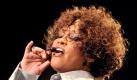 Frankfurt/Main (dpa) - Mit krächzender Stimme hat Whitney Houston am Montagabend in Frankfurt ausgerechnet den Klassiker «I Will Always Love You» abgebrochen. Für einen kurzen Moment waren die Fans in der Festhalle enttäuscht, einer rief sogar: «Versuch es!» 
Doch am Ende des vorerst letzten Houston-Konzerts in Deutschland bejubelten sie die 46-jährige Sängerin mehrere Minuten lang. Die Diva war nach fast zwei Stunden sichtlich erschöpft, aber gerührt. Sie stellt während ihrer Europa-Tournee das neue Album «I Look To You» vor. Dabei war sie in Deutschland mehrfach in die Schlagzeilen geraten - zum Auftakt in Berlin etwa mit einem Rülpser ins Mikrofon.
Vor allem bei jüngeren Zuschauern kam auch Sänger Samuel Harfst aus Hüttenberg bei Gießen mit der nach ihm benannten Band an. Das Quartett spielte als Vorband der US-Soulstimme - unter anderem mit Celli. 
 Foto: dpa