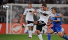 Unbekümmert wie immer: Lukas Podolski (l.) schießt einfach mal aufs Tor. Foto: dpa