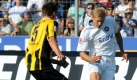 Vier Länderspiele, kein Tor lautet auch die Bilanz von Niklas Tarvajärvi (r). Der 26-jährige Offensiv-Allrounder stürmt zurzeit für den Karlsruher SC. Foto: dpa