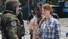 Oberleutnant Nicole Ziegler (Maria Simon) weist sich aus, um das Gelände auf eigene Gefahr gemeinsam mit Sprachmittlerin Noelle (Florence Kasumba) zu verlassen.
 Foto: zdf Kelly Walsh