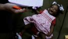 Ein Mitarbeiter der Französichen Botschaft in Port-au-Prince sucht nach dem Namen des Kindes auf einer Liste. Waisenkinder eines zerstörten Heims werden nach Frankreich geschickt, wo bereits potenzielle Adoptiveltern auf die Kinder warten.
 Foto: ap