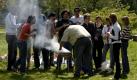 Schueler aus Afghanistan, Afrika, Sibirien, Bosnien, Serbien und anderen Laendern einer Abschlussklasse einer Erwachsenenschule in Berlin feiern am Montag (28.04.08) ihren Schulabschluss mit einem Grillfest im Berliner Mauerpark.
 Foto: ddp