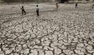 Kinder spielen in einem ausgetrockneten Flussbett im indischen Ahmadabad Cricket. In Indien herrscht zurzeit Hitzewelle mit Temperaturen von bis zu 46 Grad Celsius. Foto: ap
