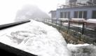Mit Schnee bedeckt ist am Dienstag (01.06.2010) eine Panoramatafel auf dem Wendelstein (Oberbayern). Der Wetterdienst gibt die Schneehöhe auf dem Wendelstein (1838 Meter) mit rund 22 cm an. Foto: Marc Müller dpa/lby +++(c) dpa - Bildfunk+++ Foto: dpa