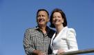 Australian Prime Minister Julia Gillard, right, leader of the Australian Labor Party, smiles with her partner Tim Mathieson at her hometown of Altona in Melbourne, Australia, Sunday, Aug. 22, 2010. It could take more than a week to learn who will govern Australia after a cliffhanger election, the closest in nearly 50 years, and the winner may have to woo the support of a handful of independent lawmakers in order to assume power. (AP Photo/Andrew Brownbill) Foto: ap