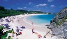 Urlauber tummeln sich am Strand der wunderschoenen Warwick Bay auf den Bermudas (Foto undatiert). Aufgrund seines subtropischen Klimas lockt die Insel das ganze Jahr ueber Urlauber an. Fruehling und Sommer wechseln sich mit angenehmen Temperaturen zwischen 16 und 29 Grad ab. Die waermsten Monate sind von Juli bis September, die 'kaeltesten' mit einer Durchschnittstemperatur von 20 Grad von November bis Maerz. Foto: ddp  Foto: ddp