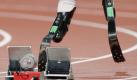 Olympia ohne Beine: Der südafrikanische 400-Meter-Star Oscar Pistorius hat sich auf seinen High-Tech-Prothesen bis in die Weltspitze vorgearbeitet. Foto: Michael Kappeler Foto: dpa