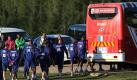 Die französischen Spieler gehen zum Mannschaftsbus. Fußball-Vizeweltmeister Frankreich verkommt in Südafrika zum Tollhaus. Mit einem Trainings-Streik haben Franck Ribéry  Co. gegen den Ausschluss von Nationalstürmer Nicolas Anelka protestiert. Anelka soll Trainer Raymond Domenech wüst beleidigt haben und musste vorzeitig nach Hause. Foto: dpa