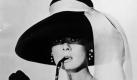 ARCHIV - Audrey Hepburn in dem Film 'Frühstück bei Tiffany' (undatierte Filmszene). Das legendäre Cocktail-Kleid von Audrey Hepburn aus dem Filmklassiker ist in London für mehr als 600 000 Euro versteigert worden. Das «Kleine Schwarze» - eine Kreation des französischen Modeschöpfers Hubert Givenchy - erzielte am Dienstag (05.12.2006) im Auktionshaus Christie's einen Preis von 410 000 Pfund (rund 607 000 Euro). Gekauft wurde es von einem unbekannten telefonischen Bieter. (Nur s/w) +++(c) dpa - Bildfunk+++  Foto: dpa