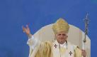 Das Fernsehen ist dabei: Papst Benedikt XVI. in Deutschland. Foto: dpa