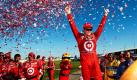 Scott Dixon hat Grund zum Feiern: Der neuseeländische Rennfahrer jubelt nach seinem Sieg beim IndyCar-Rennen in Edmonton im US-Bundesstaat Alberta. Foto: ap