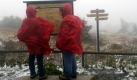 Da das Wetter während einer mehrstündigen Wanderung schnell einmal umschlagen kann, sollte man immer Regenjacken dabei haben. Foto: ddp