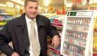 Der Erfinder der 'Smokythek', Sven Olsen aus Flensburg, steht (am 16.10.00) neben seiner Erfindung, einer Art Zigarettenautomat fuer den Einzelhandel, am Kassenbereich eines Supermarktes. Die 'Smokythek', bereits in vielen europaeischen Maerkten etabliert, steht direkt im Blickfeld der Kassierer/ in. Der Kunde waehlt Zigarettenmarke und Anzahl und die Zigaretten fallen direkt auf das Laufband. Diebstahl wird somit ausgeschlossen. Foto: Tim Riediger / ddp *** Local Caption *** 00040220 Foto: ddp