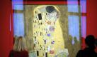Gustav Klimts Gemälde «Der Kuss» im Belvedere in Wien. Foto: Roland Schlager Foto: dpa