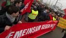 In Dresden wird es heute drei Aufmärsche von rund 4000 Neonazis gegeben. Rund 20.000 Gegendemonstranten haben sich auf der Marienbrücke versammelt. Foto: dpa