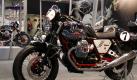 Köln (dpa/tmn) - Einen Neuzugang bei seinen V7-Modellen hat Moto Guzzi zum Start der Messe Intermot in Köln (6. bis 10. Oktober) vorgestellt. Neben den Ausführungen Café und Classic wird vom November an auch die Variante V7 Racer erhältlich sein. Das Design des Retrobikes ist an die Guzzi-Rennmaschinen der 70er Jahre angelehnt: Roter Lack ziert den Stahlrohrrahmen, über den verchromten Tank ist eine Lederschnalle gezogen, und Startnummerntafeln haften auf Front und Seiten. Die Preise beginnen dem italienischen Hersteller zufolge bei 9490 Euro. Der quer eingebaute V-Motor mit zwei Zylindern und 744 Kubikzentimetern Hubraum leistet 36 kW/49 PS. Eine Einspritzanlage versorgt das Aggregat mit Sprit. Die Antriebskraft wird über eine Kardanwelle ans Hinterrad übertragen.
 Foto: dpa