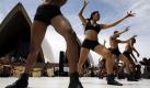 Die brasilianische Tanzgruppe Bale de Rua performt vor der Oper in Sydney. Die 14 Männer und zwei Frauen präsentieren einen Mix aus afrikanischem Tanz, Hip-Hop, Samba und Capoira. Sie werden in zwölf Shows in dem Opernhaus zu sehen sein. 
 Foto: ap