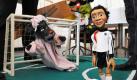 In Augsburg steht die Marionette Steffi mit zwei anderen Figuren vor einem Fußballtor. Für das Rahmenprogramm der Frauen Fußball WM schrieb die Augsburger Puppenkiste das Theaterstück Steffi - ein Sommermärchen, in dem die WM- Organisationskomiteepräsidentin Steffi Jones die Hauptrolle spielt.  Foto: dpa