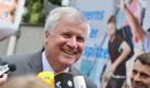 Der CSU-Vorsitzende und bayerische Ministerpräsident Horst Seehofer lacht am Montag (02.08.2010) während eines Interviews vor Beginn der CSU-Vorstandssitzung in München (Oberbayern). Foto: Andreas Gebert dpa/lby +++(c) dpa - Bildfunk+++ Foto: dpa