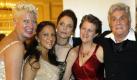 Der US-amerikanische Schauspieler Tony Curtis, seine Toechter Alexandra, Kelly und Allegra und seine Frau Jill Vandenberg (v.r.) posieren am Mittwoch (04.02.04) im Schauspielhaus in Berlin bei der 39. Verleihung der 'Goldenen Kamera'. Curtis wurde fuer sein Lebenswerk ausgezeichnet. Der seit 1965 vergebene begehrte Film- und Fernsehpreis der Programmzeitschrift 'Hoerzu' wuerdigt herausragende Leistungen im deutschen Fernsehen vor und hinter der Kamera. Foto: Michael Kappeler/ ddp Foto: ddp
