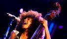 Esperanza Spalding sieht aus wie sie heißt: außergewöhnlich. Die Jazz-Sängerin mit dem auffälligem Afro und dem Kontrabass war eine der Attraktionen auf dem 45ten Montreux Jazz Festival. Das renommierte Schweizer Festival geht noch bis zum 16. Juli. Foto: dpa