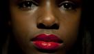 Rote Lippen soll man küssen: Ein Model präsentiert sich während der Fashion Week in Berlin. Foto: Sebastian Kahnert Foto: dpa