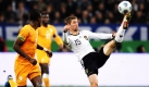 Thomas Hitzlsperger stoppt einen Ball. Dieses Zusammentreffen fand im Rahmen des Freundschaftsspiels zwischen Deutschland und der Elfenbeinküste statt. Das Spiel endete 2:2. Foto: ddp