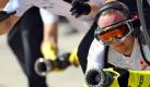 In großer Erwartung: Mechaniker des McLaren-Teams sind bei einem Training zum Großen Preis von Spanien bereit für den nächsten Pit-Stop. Foto: Jan Woitas Foto: dpa