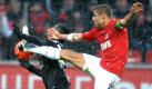 Aggressives und leidenschaftliches Rheinderby: Im Duell zwischen Bayer Leverkusen und dem 1. FC Köln ging es ordentlich zur Sache. Hier versucht der Kölner Youssef Mohamad (rechts) vor Leverkusens Arturo Vidal an den Ball zu gelangen. Foto: dapd