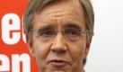 Vor einem Wahlplakat der Partei Die Linke zeigt sich der Bundesgeschäftsführer der Linkspartei, Dietmar Bartsch, am Mittwoch (14.01.2009) im neuen WahlQuartier in der Parteizentrale in der Karl-Liebknecht-Straße in Berlin. Nach zahlreichen Umbaumaßnahmen hat die Partei Die Linke ihre Strukturen mit dem Wahlquartier auf die bevorstehenden Wahlkämpfe ausgerichtet. Foto: Stephanie Pilick dpa/lbn +++(c) dpa - Bildfunk+++ Foto: dpa