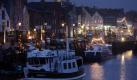 Im weihnachtlichen Lichterschein erstrahlt der Hafen von Husum. Foto: Kay Nietfeld Foto: dpa