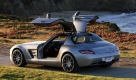 ... Flügeltüren, Aluminiumkarosse, 6,3-Liter-V8, 571 PS und 317 km/h Spitze - das ist eine spektakuläre Ansage in Zeiten, in denen jeder Hersteller mit Abgasnormen, Hybridantrieb, Akkumodulen und Effizienzprogrammen zu kämpfen hat. 13,2 Litern Super auf 100 Kilometer bei gebremster Gangart sollten den Fahrzeuglenker nicht stören. Foto: press-inform
