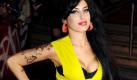 Amy Winehouse und Ex-Ehemann Blake Fielder-Civil sind offenbar wieder ein Herz und eine Seele. Wie das Boulevardblatt The Sun berichtet, verließen die beiden kürzlich Hand in Hand die Klinik, in der Winehouse angebliche Probleme mit ihren Brustimplantaten behandeln ließ. Foto: dpa