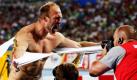 Diskuswerfer Robert Harting zerriß sich nach seinem Sieg vor Freude das Trikot. Der deutsche Athlet verteidigte mit 68,97 Metern seinen WM-Titel und holte das erste Gold für Deutschland bei der Leichtathletik-Weltmeisterschaft in Daegu. Foto: dapd