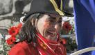 So kennen sie sicher die Wenigsten: Die seriöse Journalistin Anne Will beim Rosenmontagsumzug 2011 in Köln, an dem sie sichtlich ihren Spaß hat. Foto: dpa