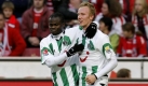 Didier Ya Konan (l) gratuliert Hannovers Torschützen zum 1:0, Jan Rosenthal. Es blieb der einzige Treffer der Partie gegen Köln. Foto: dpa