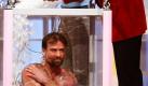 In der ersten großen RTL-Live-Show 'Die grössten Weltrekorde - Guinness World Records' am Freitag (23.01.2004) in Köln stellt der Niederländer Wim Hof einen neuen Weltrekord auf, indem er es schafft 67 Minuten im Eis auszuharren . In der Show ging es darum, sechs neue Weltrekorde aufzustellen. Wim Hof wurde per Televoting zum Gewinner des Abends.
 Foto: dpa